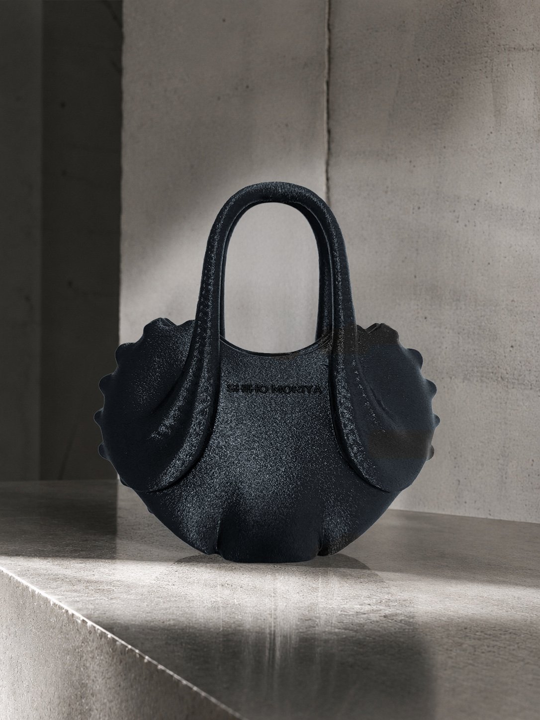 Detail: handle and ridge texture